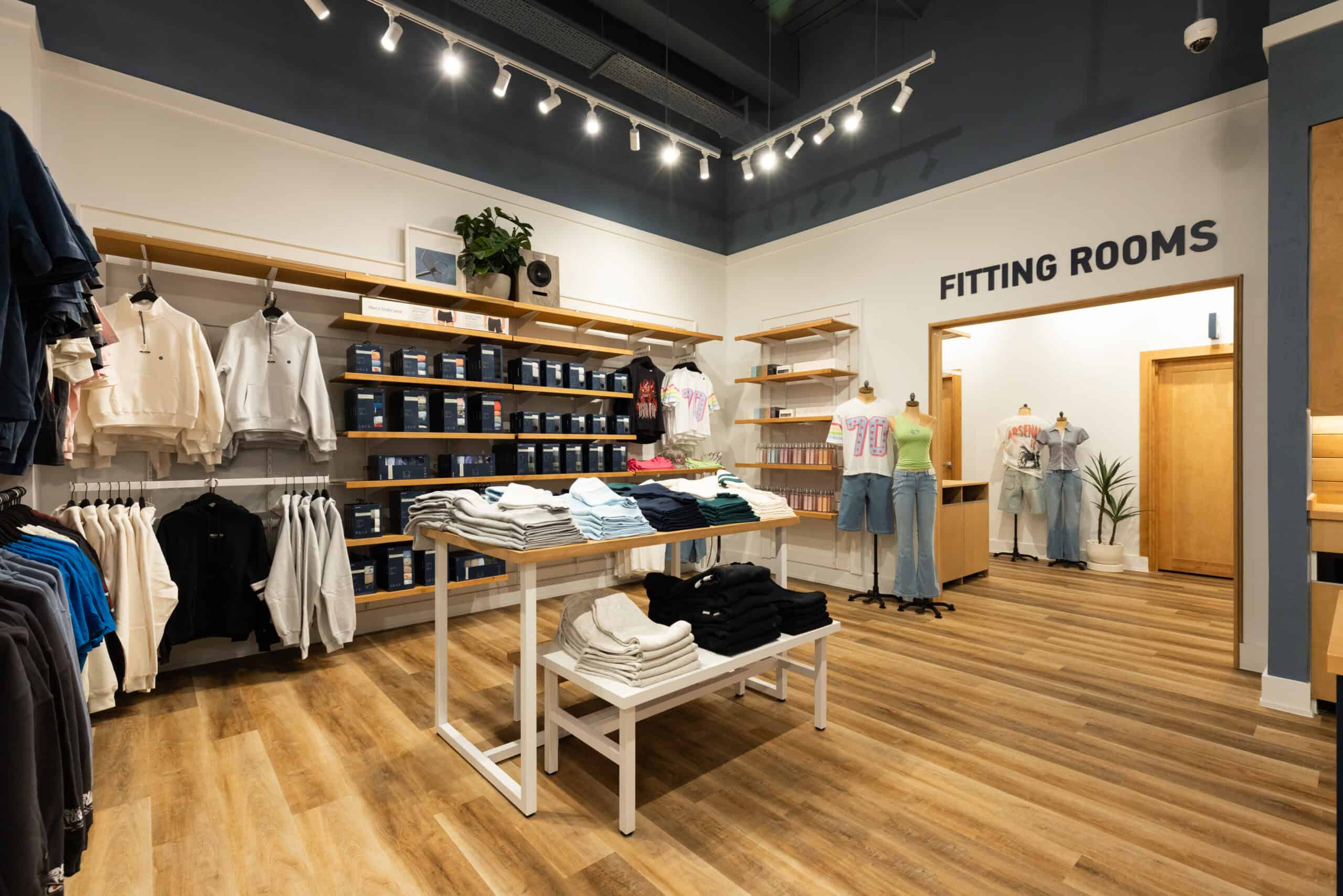 Hollister & Co — 3